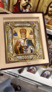 Рукописная икона из финифти Николай Чудотворец с гранатами и окладом горячая эмаль (Размер 16х19 см)