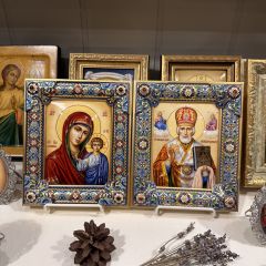Рукописная икона из финифти Николай Чудотворец с гранатами и окладом горячая эмаль (Размер 16х19 см)