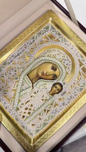Рукописная Казанская икона с жемчужным окладом №6 (Размер 17х21 см)