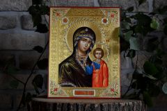 Казанская икона Богородицы с резьбой и золотом